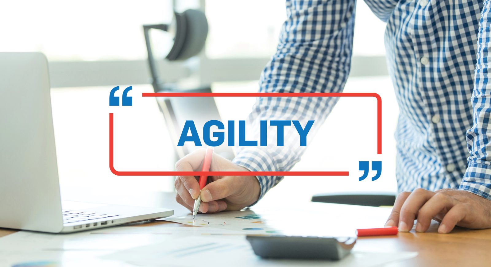 Agilität im Handwerk Hände arbeiten am Schreibtisch mit Laptop, eingeblendet das Wort Agility