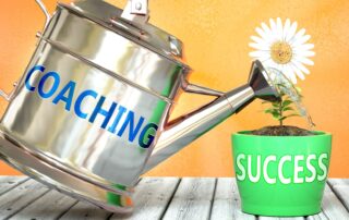 Gießkanne mit der Aufschrift Coaching gießt eine Blume im Topf mit der Aufschrift Success