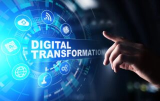 Hand berührt eine digitale Oberfläche mit Symbolen für Cloud, Netzwerk und Automatisierung