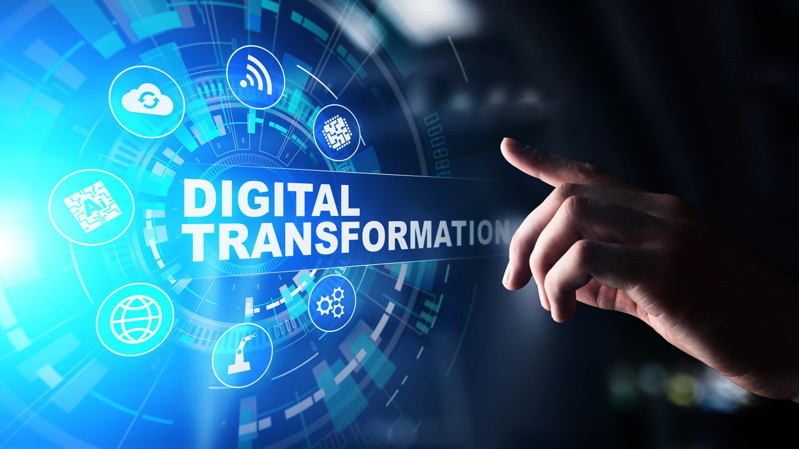 Hand berührt eine digitale Oberfläche mit Symbolen für Cloud, Netzwerk und Automatisierung