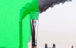 Greenwashing: Ein Pinsel streicht grüne Farbe über den Rauch eines Industrieschornsteins